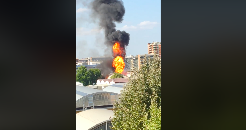 Capannone in fiamme nella zona industriale di Trezzano