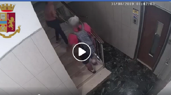 Rapina una ragazza sulle scale del suo palazzo: arrestato