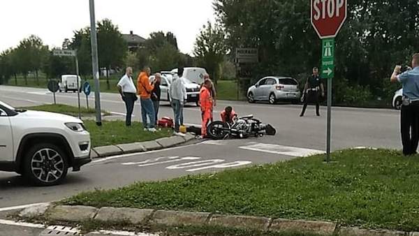 Incidente tra auto e moto, feriti due ragazzi di 16 anni