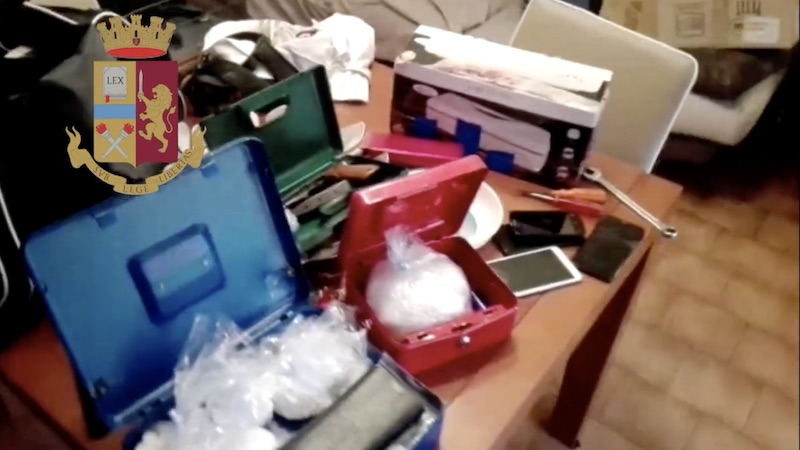 Droga e arma nascosta in casa: arrestato spacciatore di 32 anni VIDEO