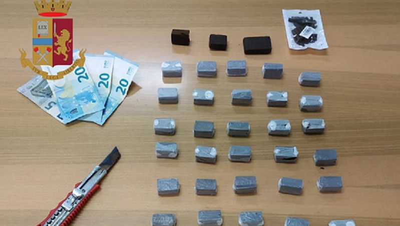 Polizia arresta pusher di 21 anni con mezzo chilo di hashish