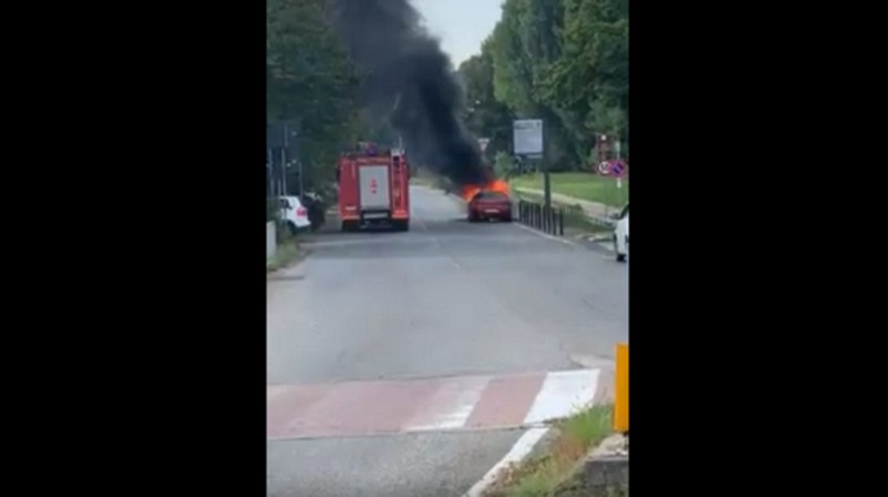 Auto prende fuoco in strada, il video dell’intervento dei pompieri