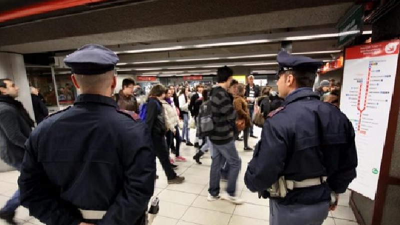 Borseggiatrici in azione in metropolitana: arrestate due donne