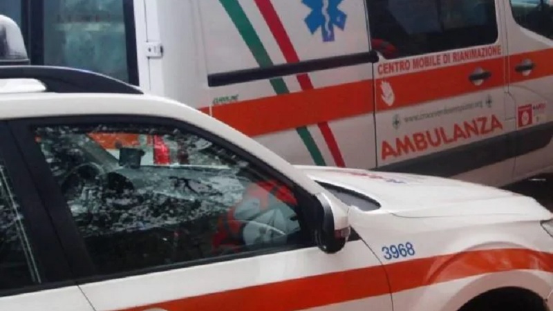 Migliora la donna aggredita con acido in via Goldoni