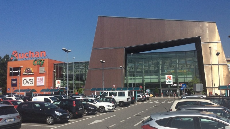 Donna scippata al parcheggio dell’Auchan: auto del ladro già rintracciata