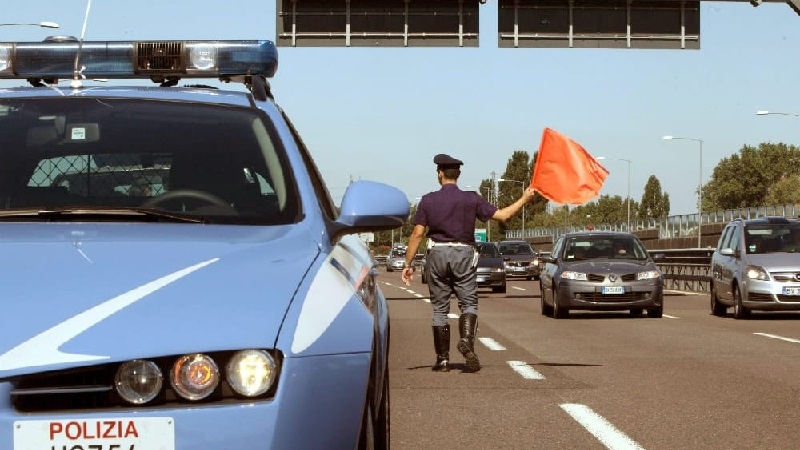 Incidente sulla A7: una donna ferita e rallentamenti lungo la strada