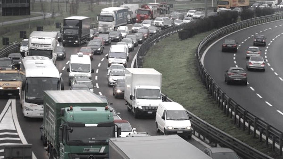 Incidente lungo la Tangenziale: morto motociclista di 53 anni