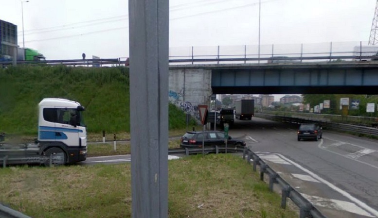 Incidente allo svincolo della Tangenziale Ovest: due ragazze coinvolte