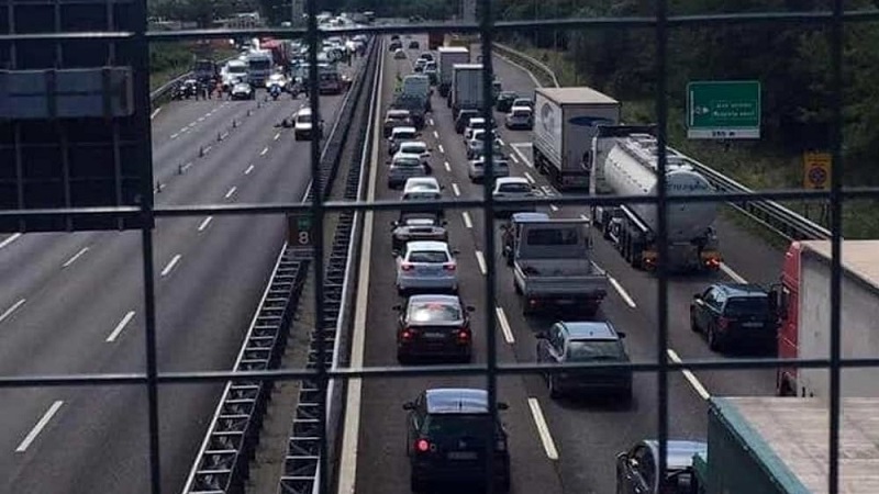 Incidente tangenziale ovest: traffico paralizzato e code per chilometri