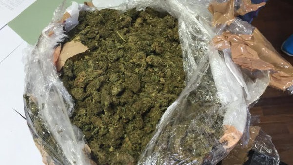 Nasconde tre chili di marijuana nel cestino della bici: arrestato