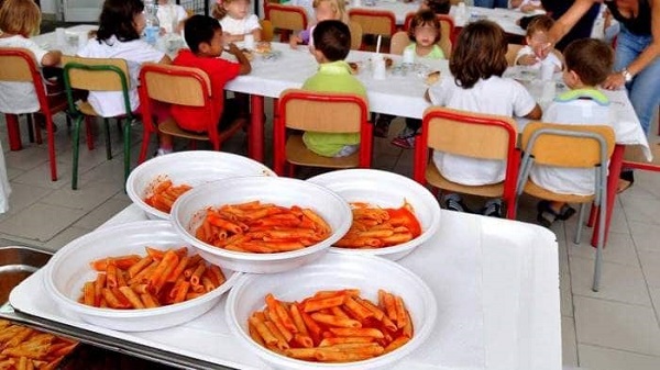 Mensa gratis a Rozzano, il primo pasto lo serve il sindaco