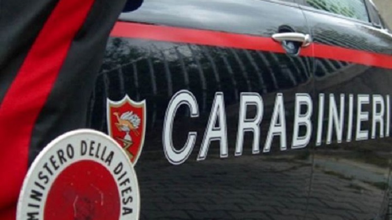 Molesta e minaccia con mannaia una 17enne sul tram