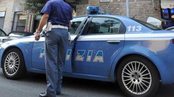 Bambina di 4 anni si allontana dai genitori: salvata grazie alla polizia