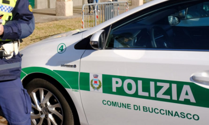In macchina con droga e due coltelli: fermato dalla polizia locale di Buccinasco