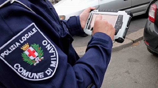 Minaccia di suicidarsi sui social, la polizia locale gli salva la vita