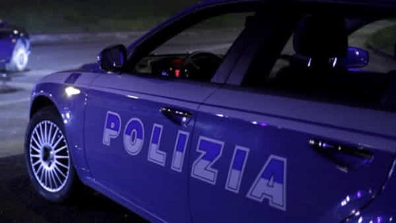 Non si ferma allo stop della polizia e scatta l’inseguimento