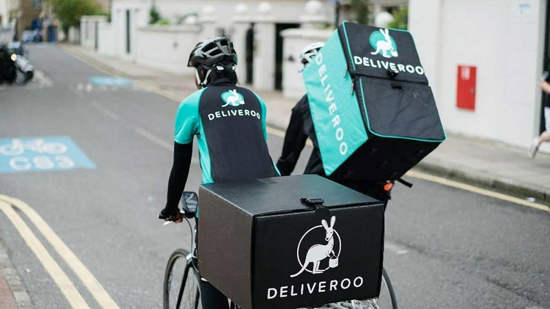 Rider abusivi: caporalato e sfruttamento anche di irregolari, indagine a Milano