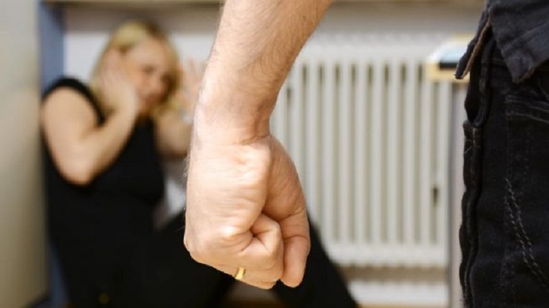 Colpisce in testa la compagna con un tacco, i carabinieri scoprono sei anni di violenze