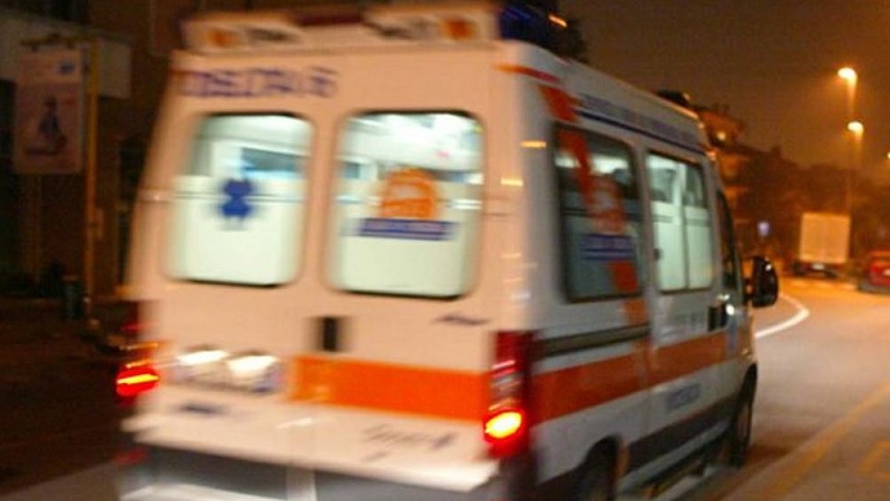 Mamma si lancia nel vuoto e trascina la figlia, il padre: “Colpa dei servizi sociali”
