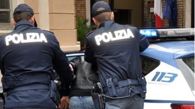 Spacca la vetrina di un negozio e ruba il fondo cassa: arrestato