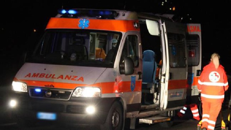 Trovata svenuta in strada 17enne: sospetta violenza sessuale