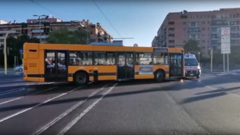 Auto contro mezzo Atm: sei feriti, una 42enne in condizioni gravissime