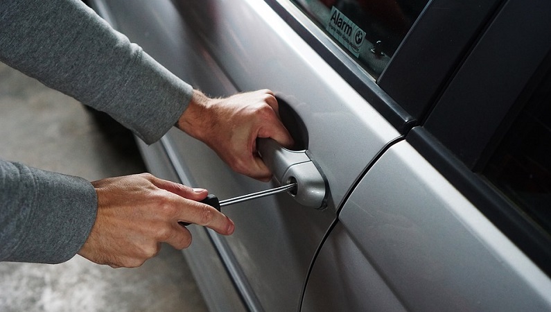 Furti a bordo di auto, arrestati due ladri