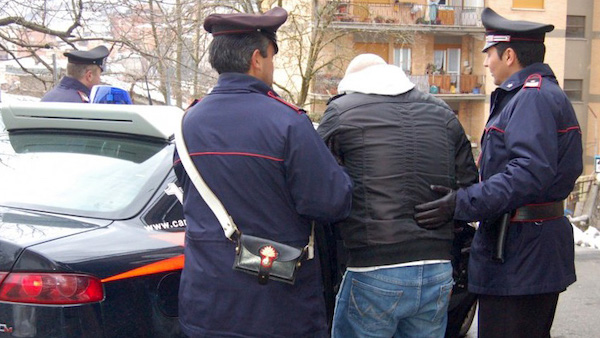 Picchia la ex con un bastone e la chiude a chiave con un complice: arrestati