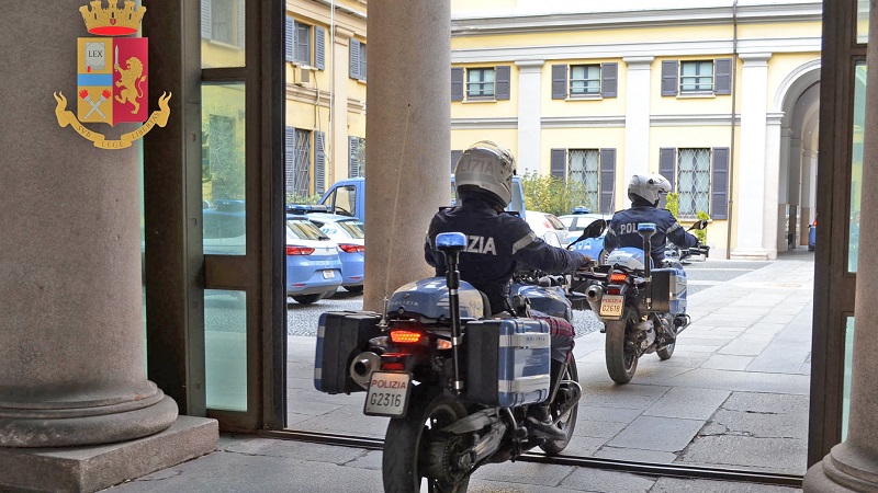 Pusher tenta di scappare, gli agenti Nibbio lo inseguono e arrestano