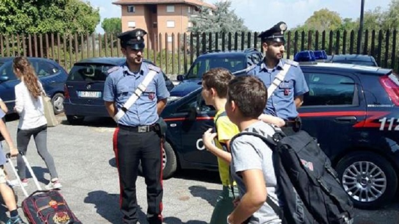 Rapine agli alunni delle medie fuori da scuola: arrestati