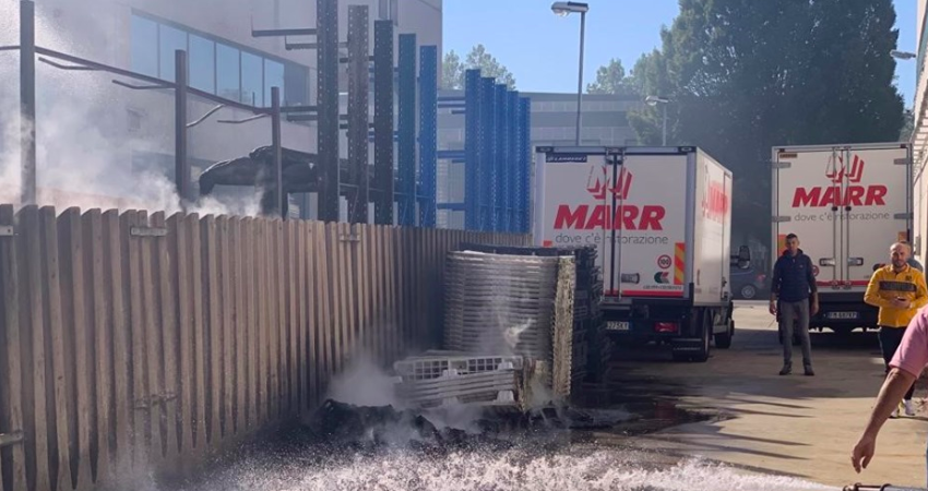 Incendio all’esterno del capannone: a fuoco contenitori di plastica