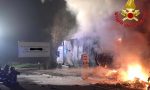 Camion in fiamme vicino alle pompe di benzina FOTO e VIDEO