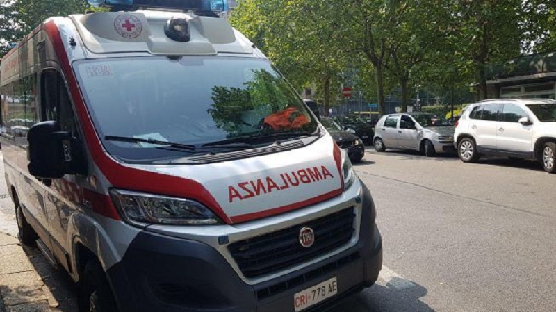 Ciclista investito da un’auto, traffico in tilt