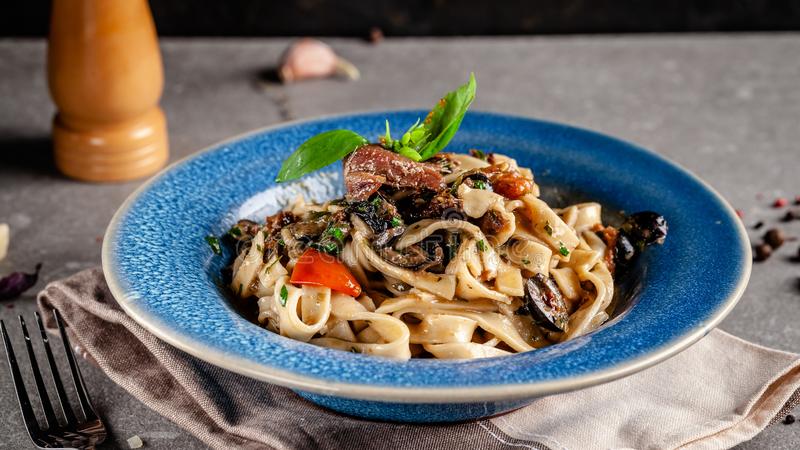 Ricetta per le tagliatelle con pomodorini, olive, acciughe