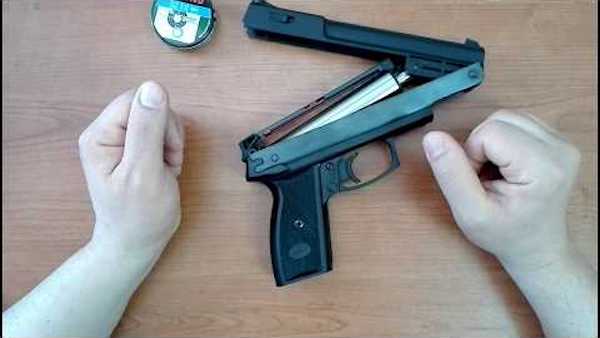 Minacciava la moglie con pistole ad aria compressa
