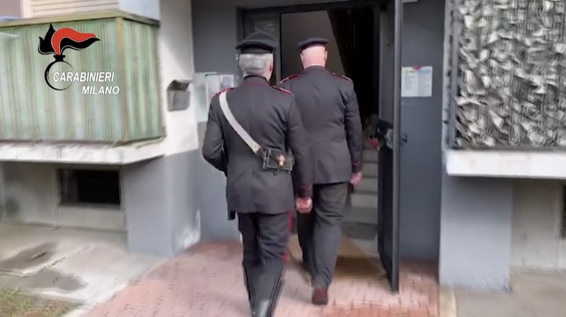 Cocaina all’amica, poi la lascia morire sul pianerottolo a Rozzano