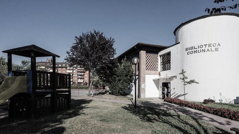 Tredicenne palpeggiata in biblioteca: arrestato 50enne molestatore