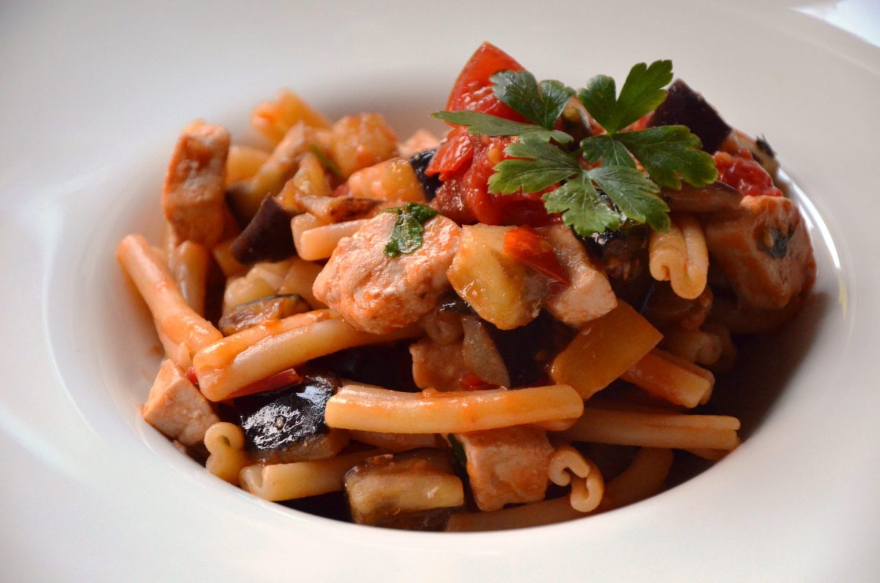 Ricetta caserecce con pesce spada, melanzane e menta