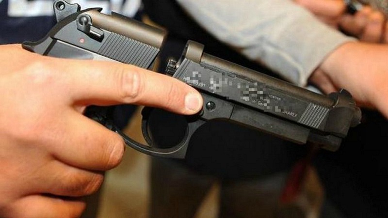 Poliziotto fuori servizio scopre un uomo con una pistola