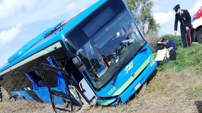 Pullman con studenti fuori strada, è maxi emergenza