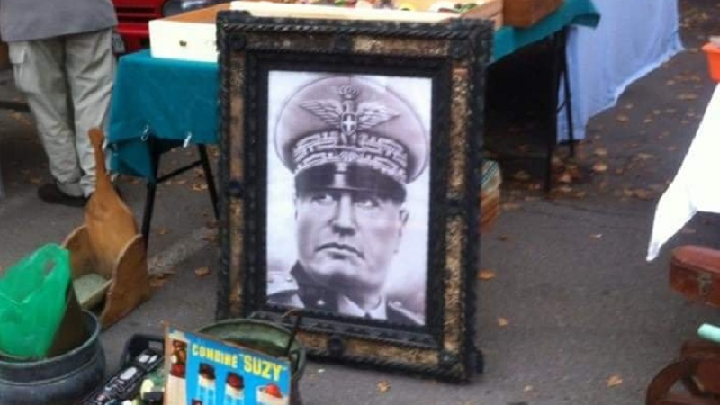 Espone quadro del duce al mercatino, venditore espulso