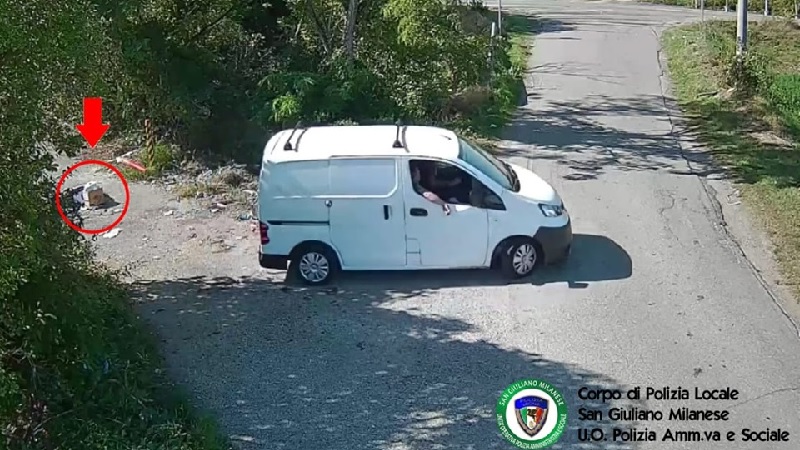 Scaricano rifiuti: beccati dalle telecamere devono pagare 6.500 euro di multa