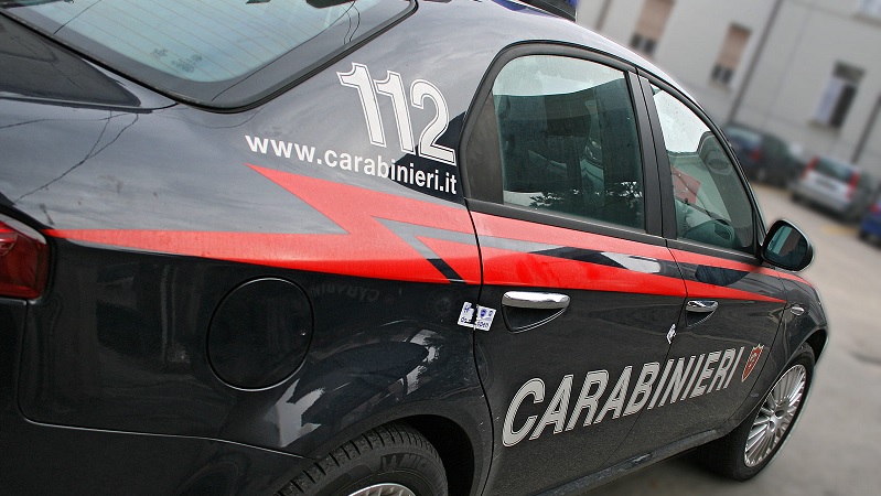 Aggredisce la mamma e le devasta casa: arrestato dai carabinieri