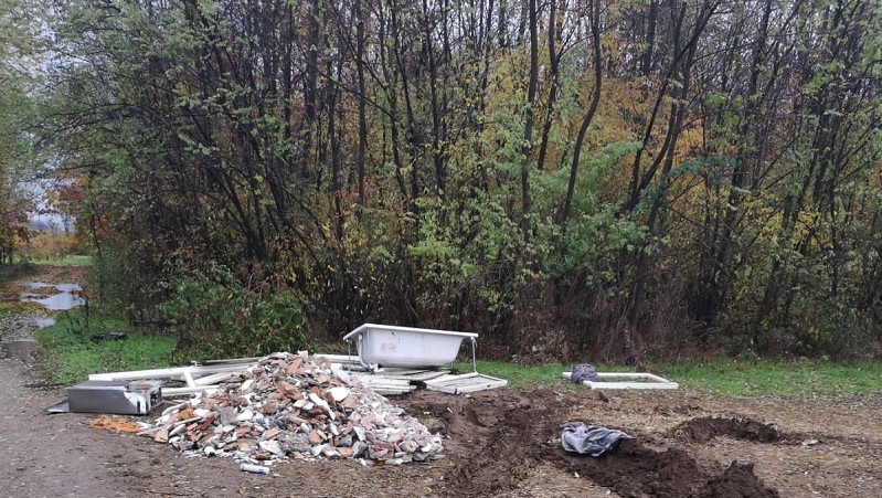 Beccato a scaricare rifiuti e sanitari in campagna: denunciato