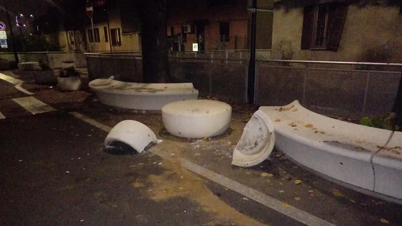Beccato il vandalo che ha distrutto le panchine pubbliche