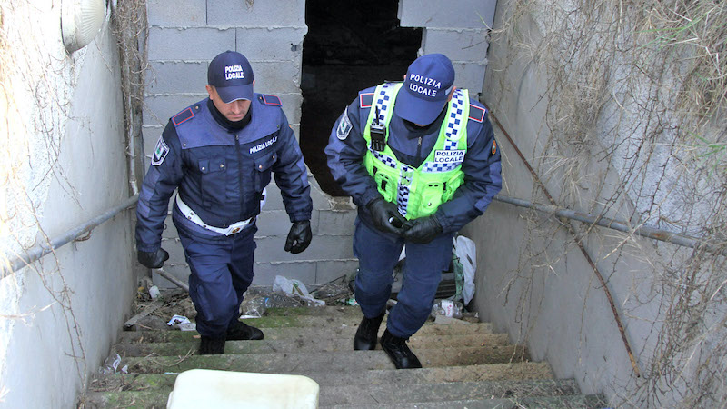 Blitz della polizia locale nel cantiere dei box sotterranei FOTO