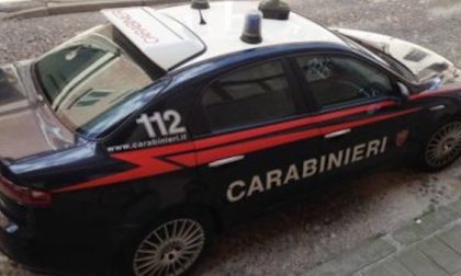 Calci e pugni alla ex compagna: lo arrestano i carabinieri