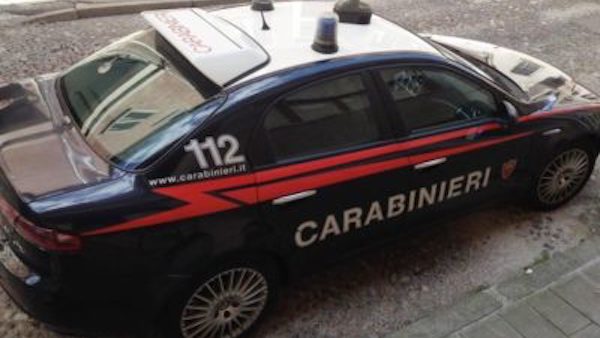 Calci e pugni alla ex compagna: lo arrestano i carabinieri
