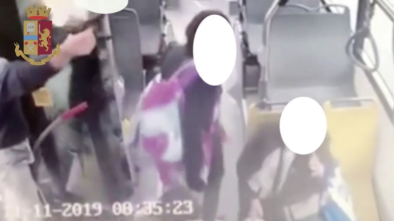 Colpi di pistola sul bus: individuato grazie a questo video