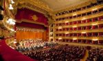 Giovani in fila tutta la notte per un biglietto per la Tosca alla Scala